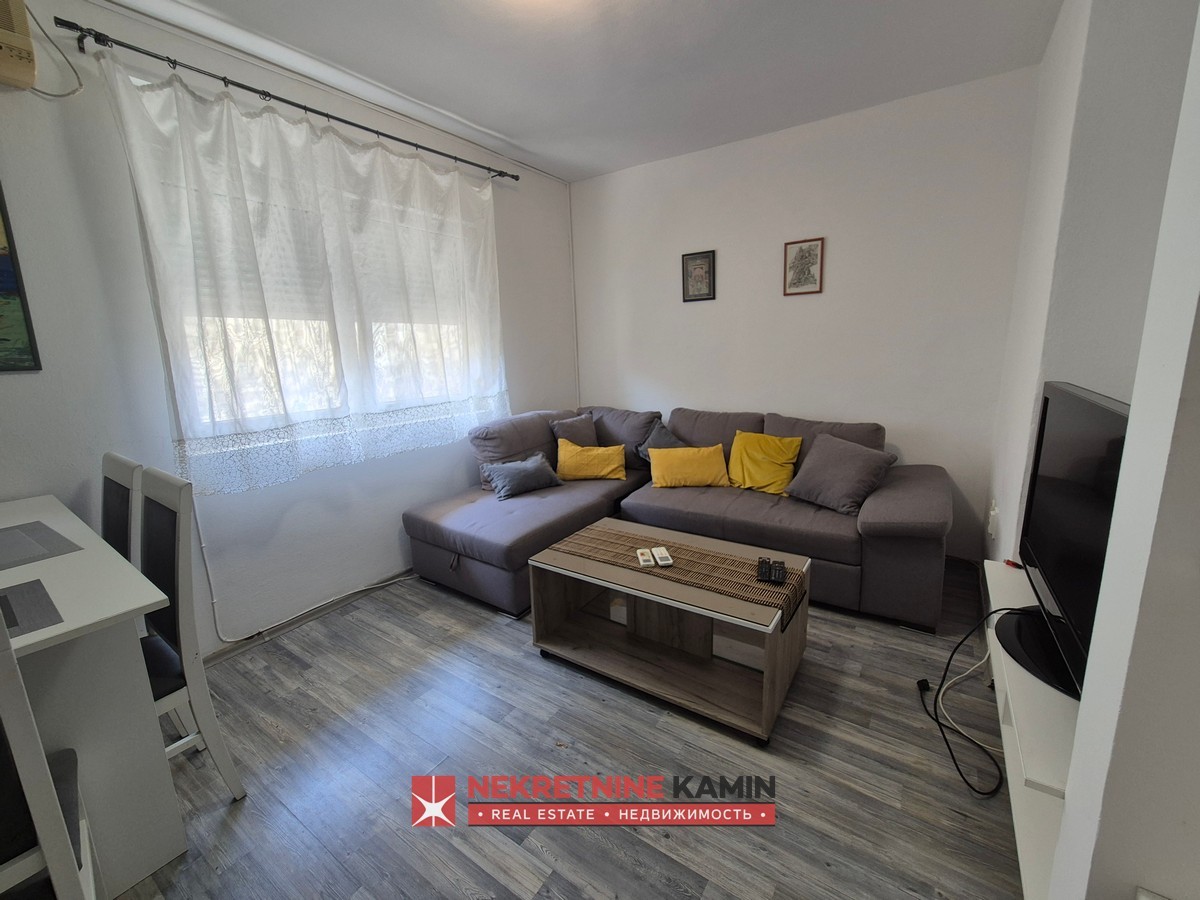 Izdaje se jednosoban stan u samom centru grada, Budva 